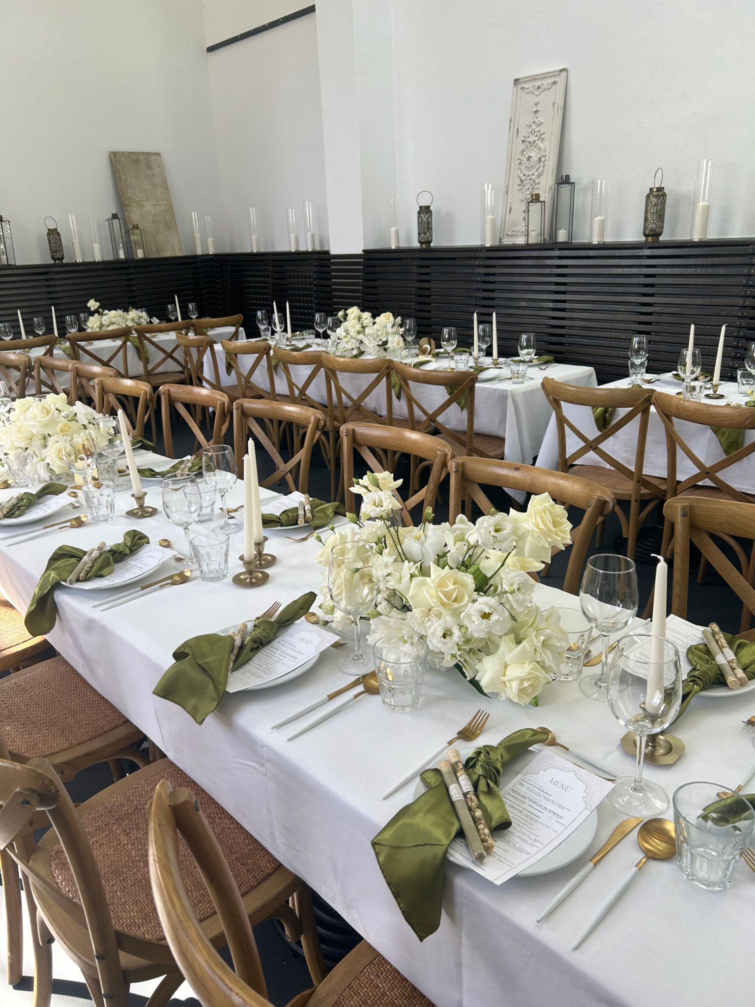 Festlich eingedeckte Tische in der Orangerie Wuppertal – elegante Hochzeitsdekoration mit weißen Tischdecken, Blumen und stimmungsvollem Licht, perfekt für Feiern mit Hochzeits-DJ Wuppertal | DJ Scoozi.